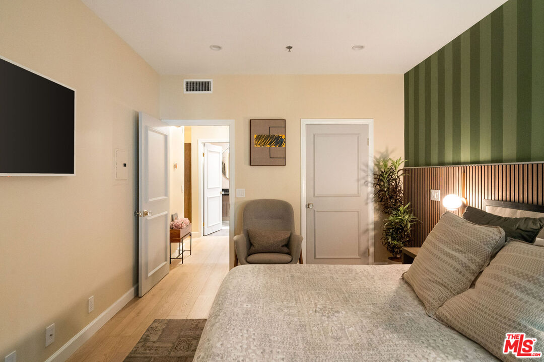 585 N Rossmore Ave Unit: 407