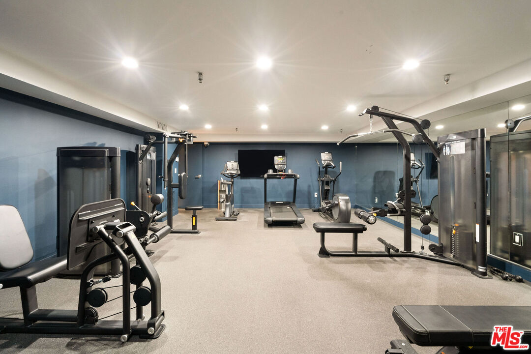 585 N Rossmore Ave Unit: 407