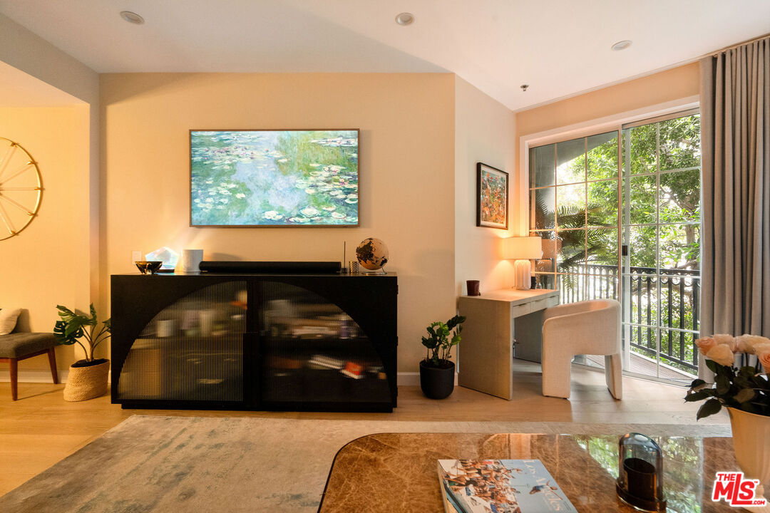 585 N Rossmore Ave Unit: 407
