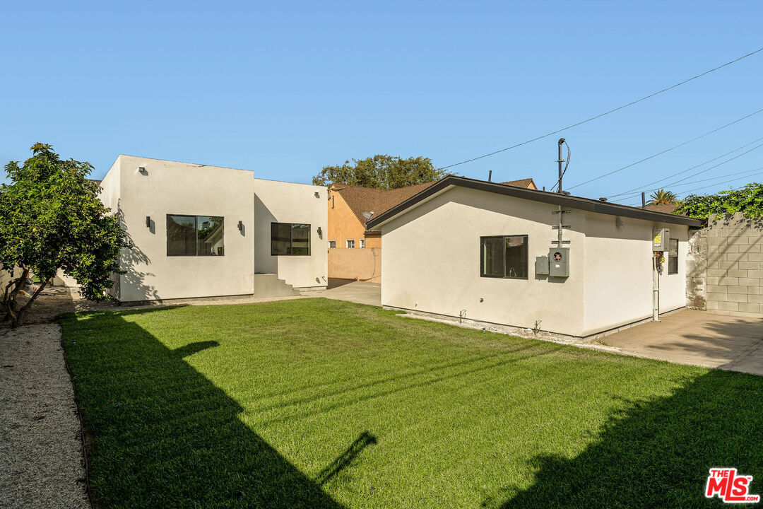 2228 W 76th St