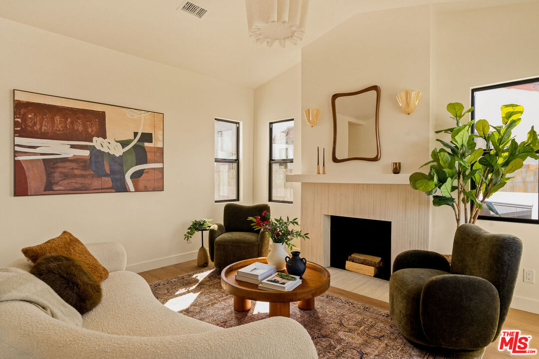 2228 W 76th St