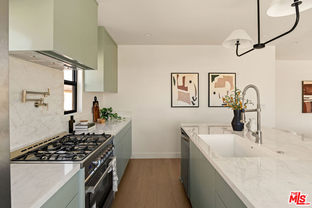 2228 W 76th St