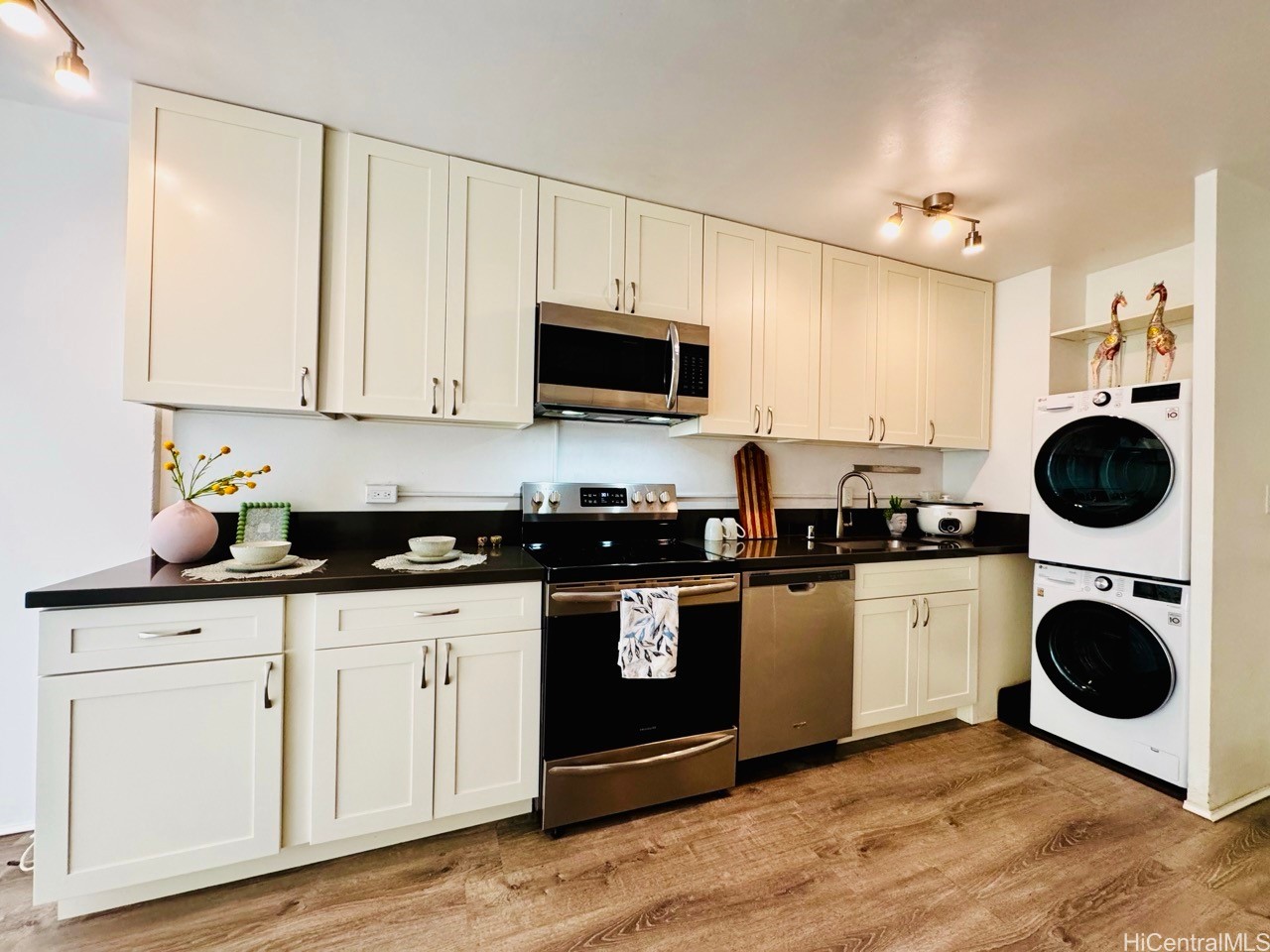 222 Kaiulani Avenue 303