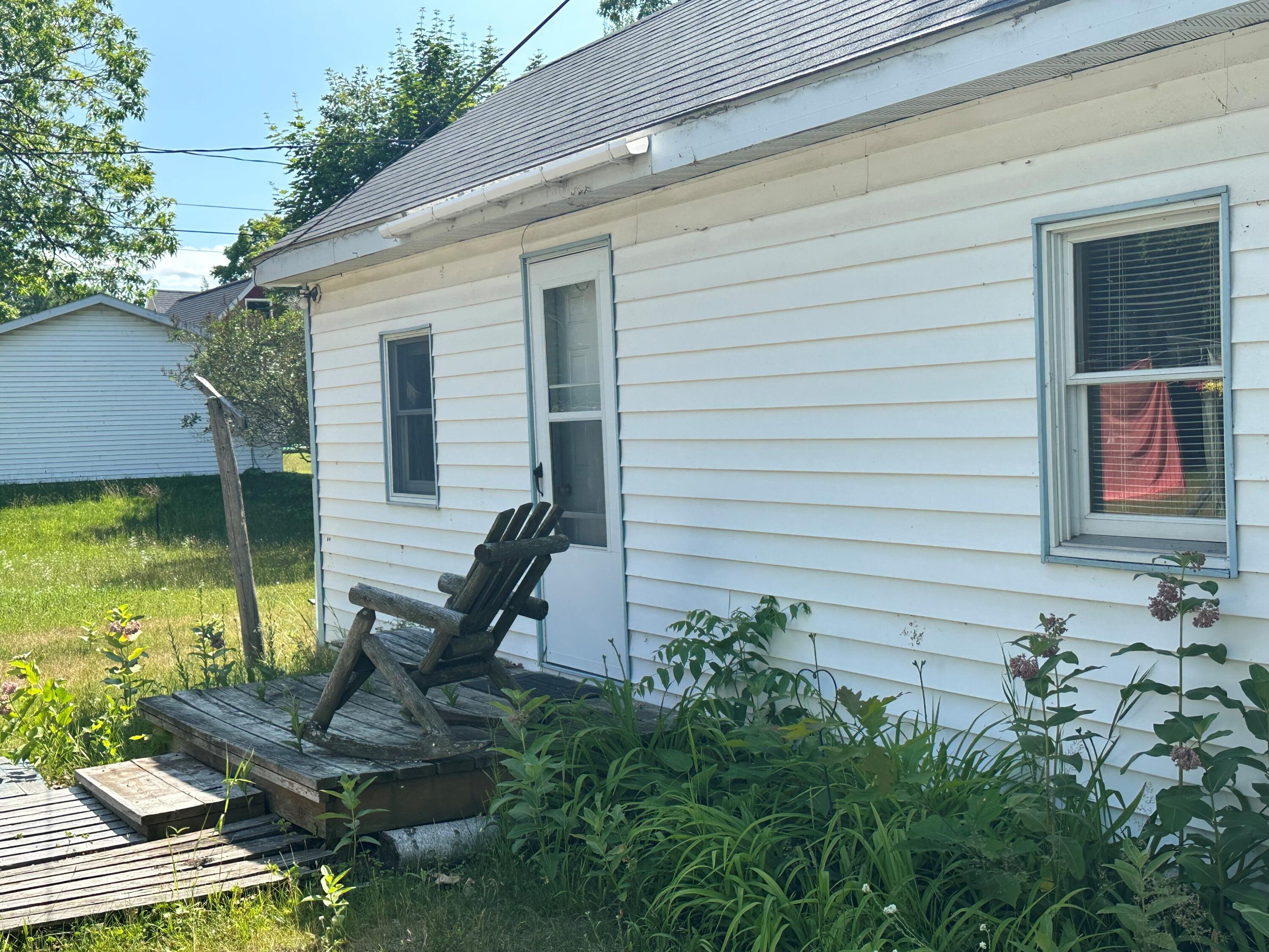 214 E Depeyster Street