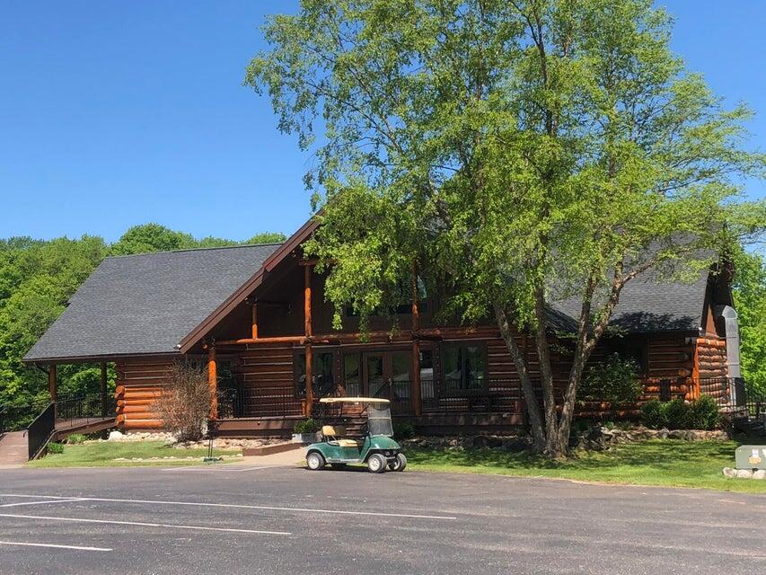 1975 &1995 Clubhouse Drive