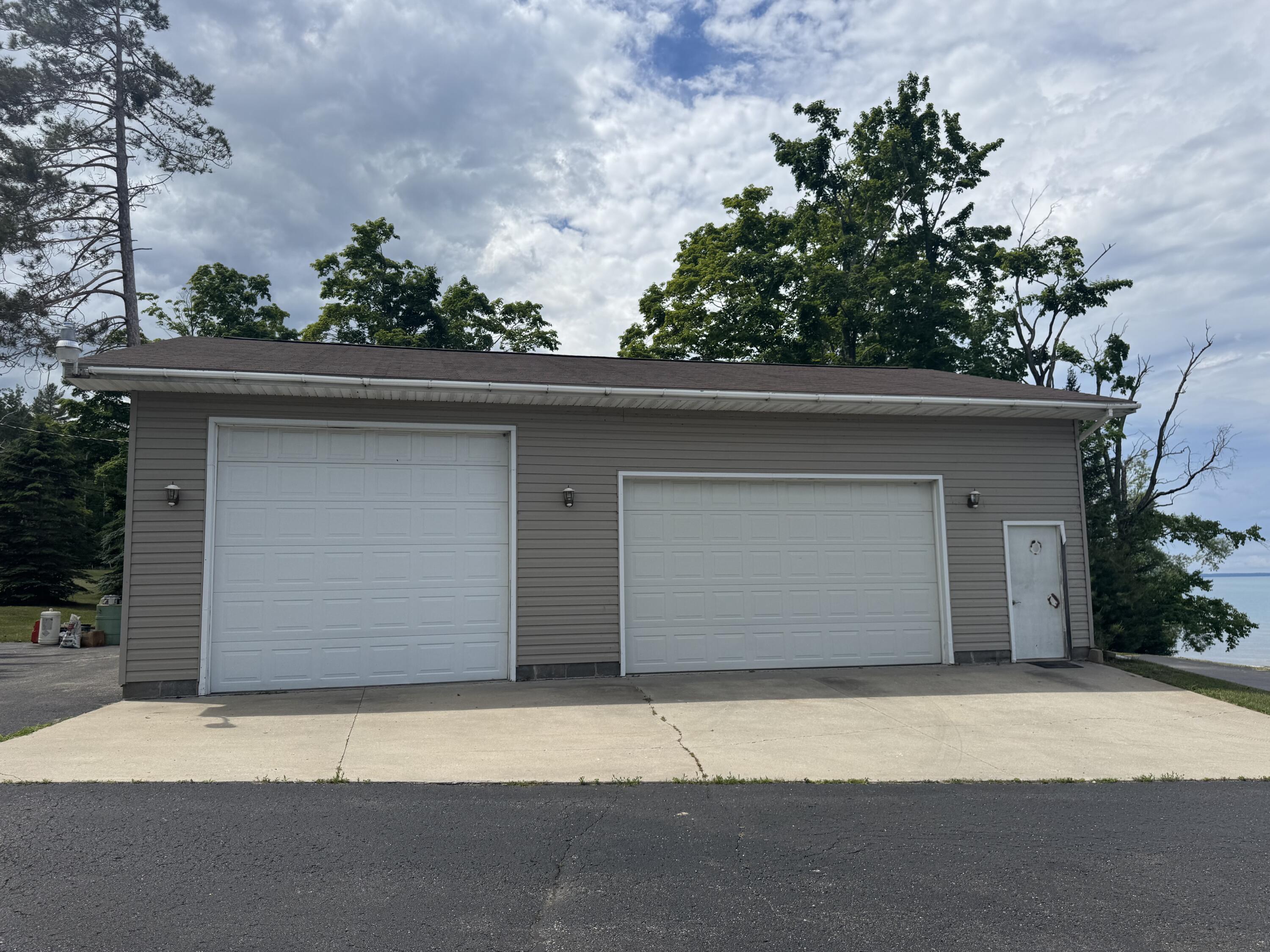 7096 W US-23