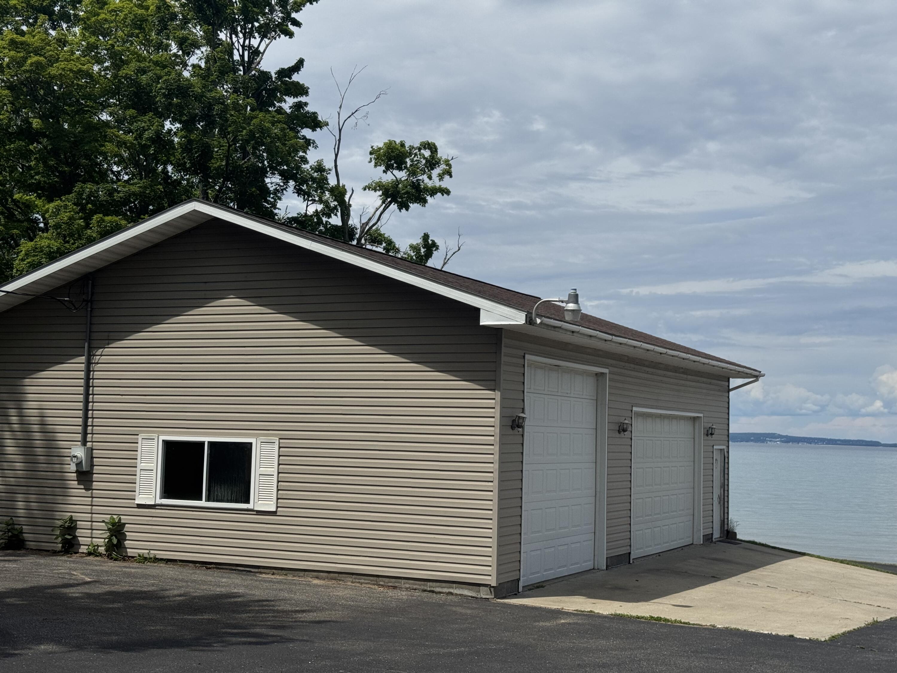 7096 W US-23