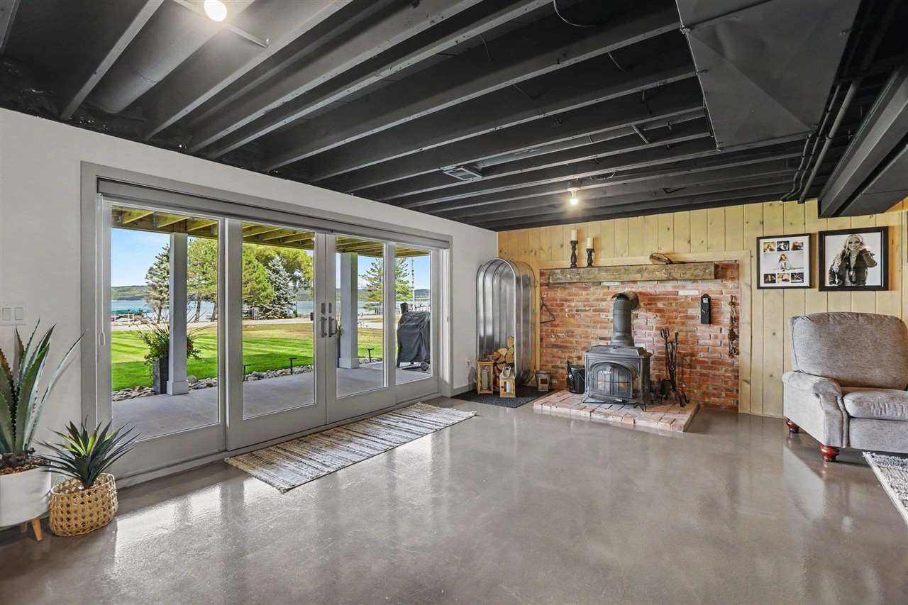 4906 Lakeshore Road