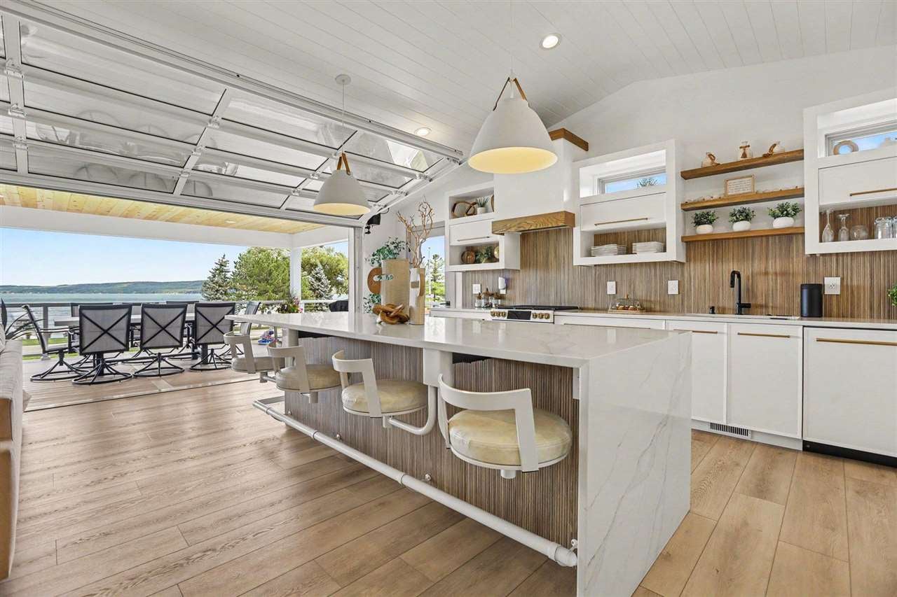 4906 Lakeshore Road
