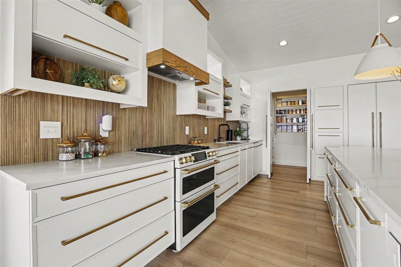 4906 Lakeshore Road