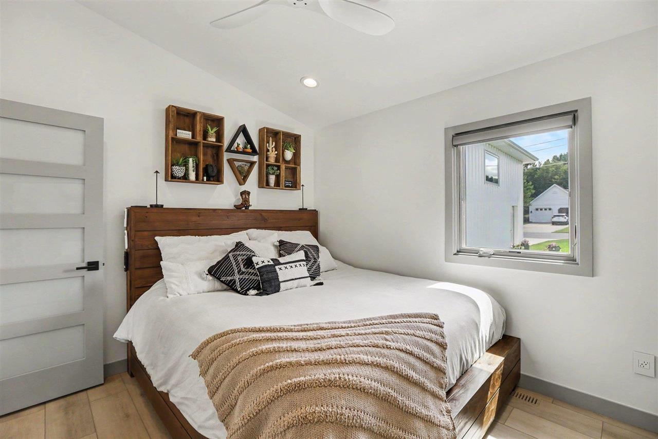 4906 Lakeshore Road