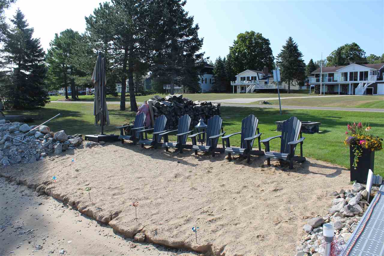 4906 Lakeshore Road