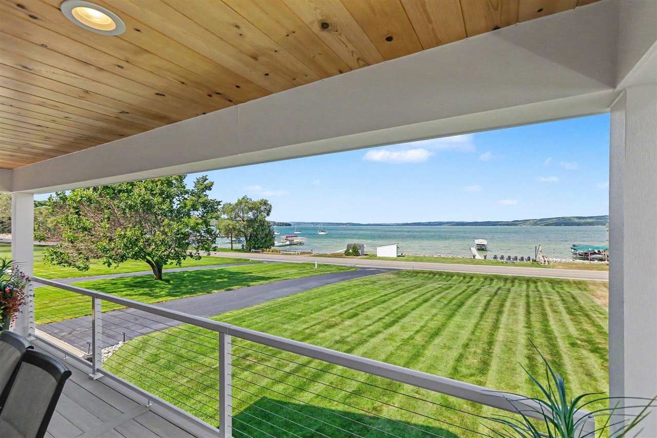 4906 Lakeshore Road