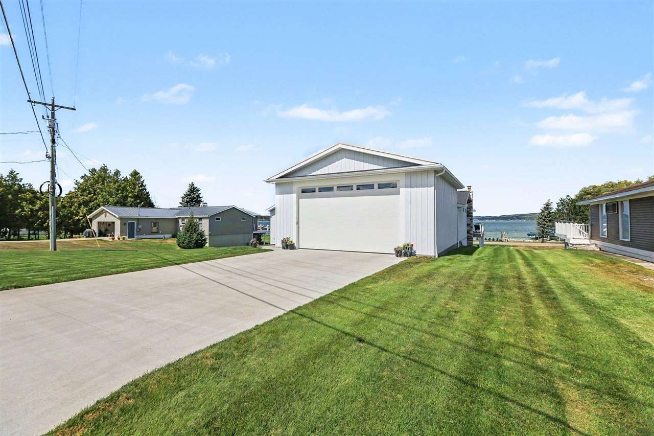 4906 Lakeshore Road