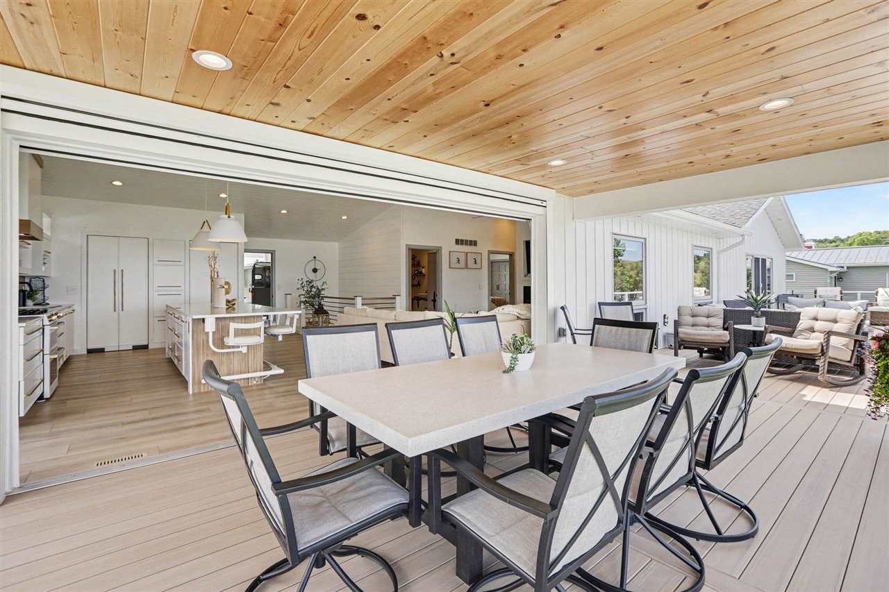4906 Lakeshore Road