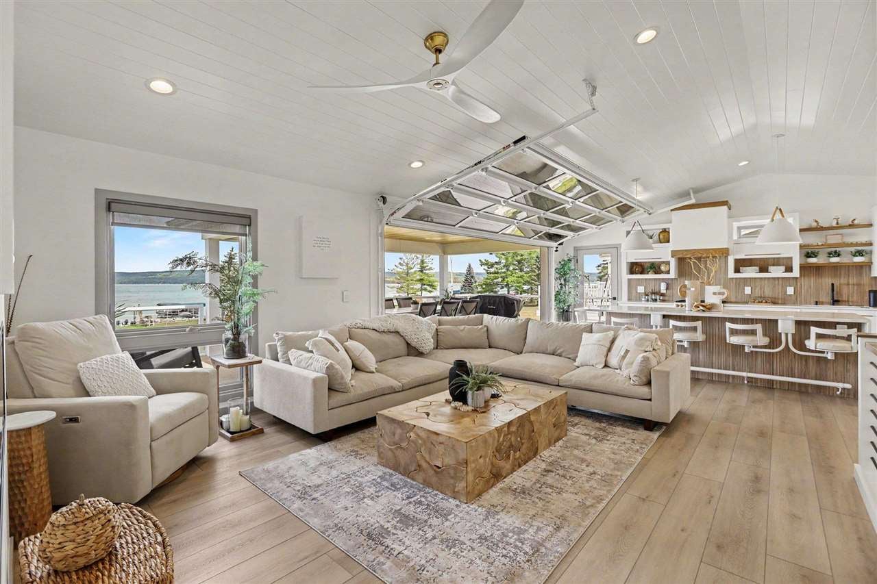 4906 Lakeshore Road