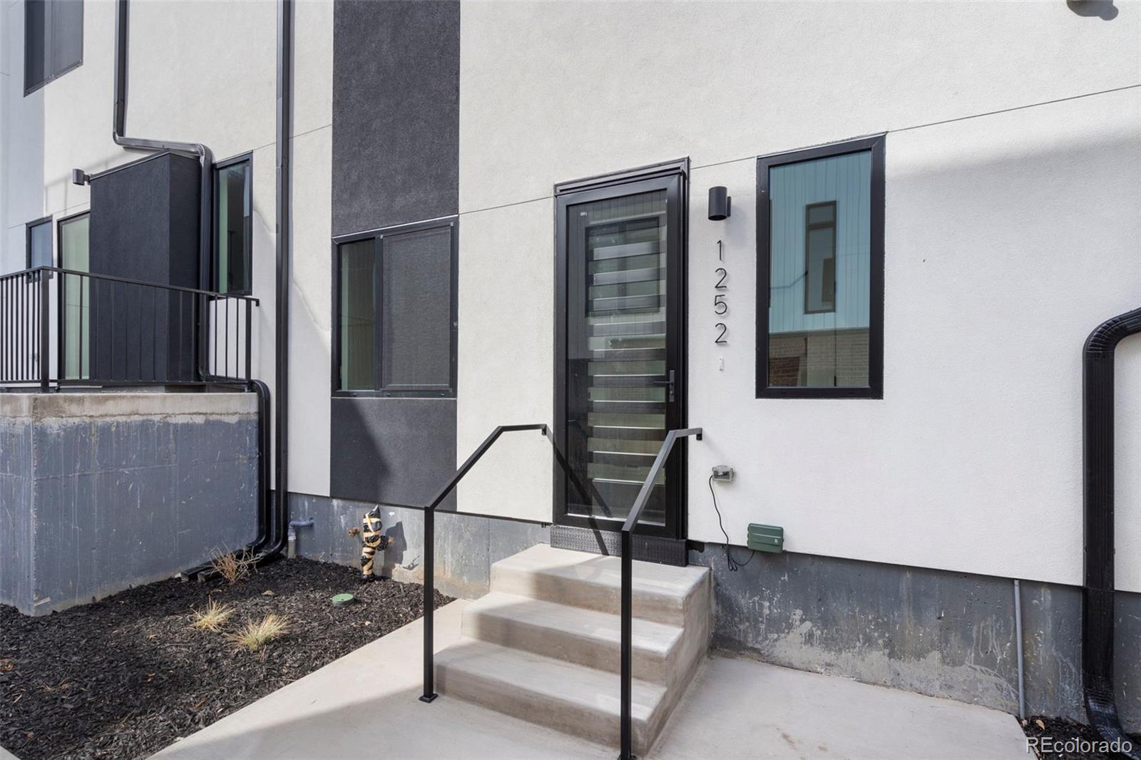 1252 Yates Street