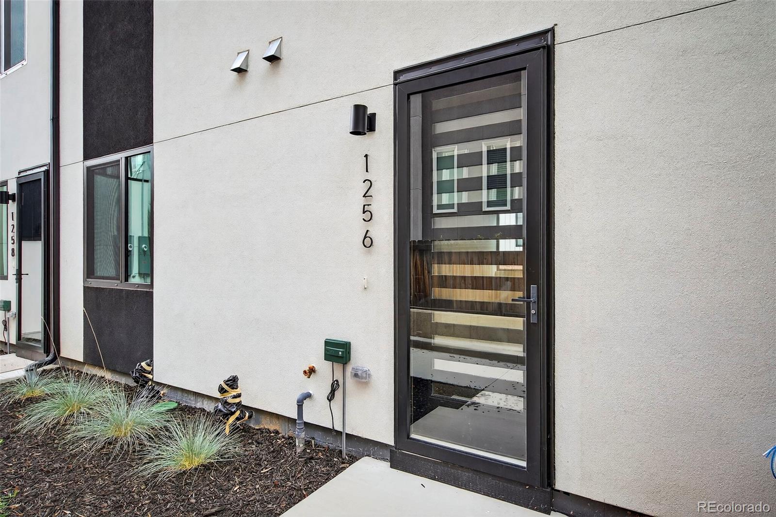 1256 Yates