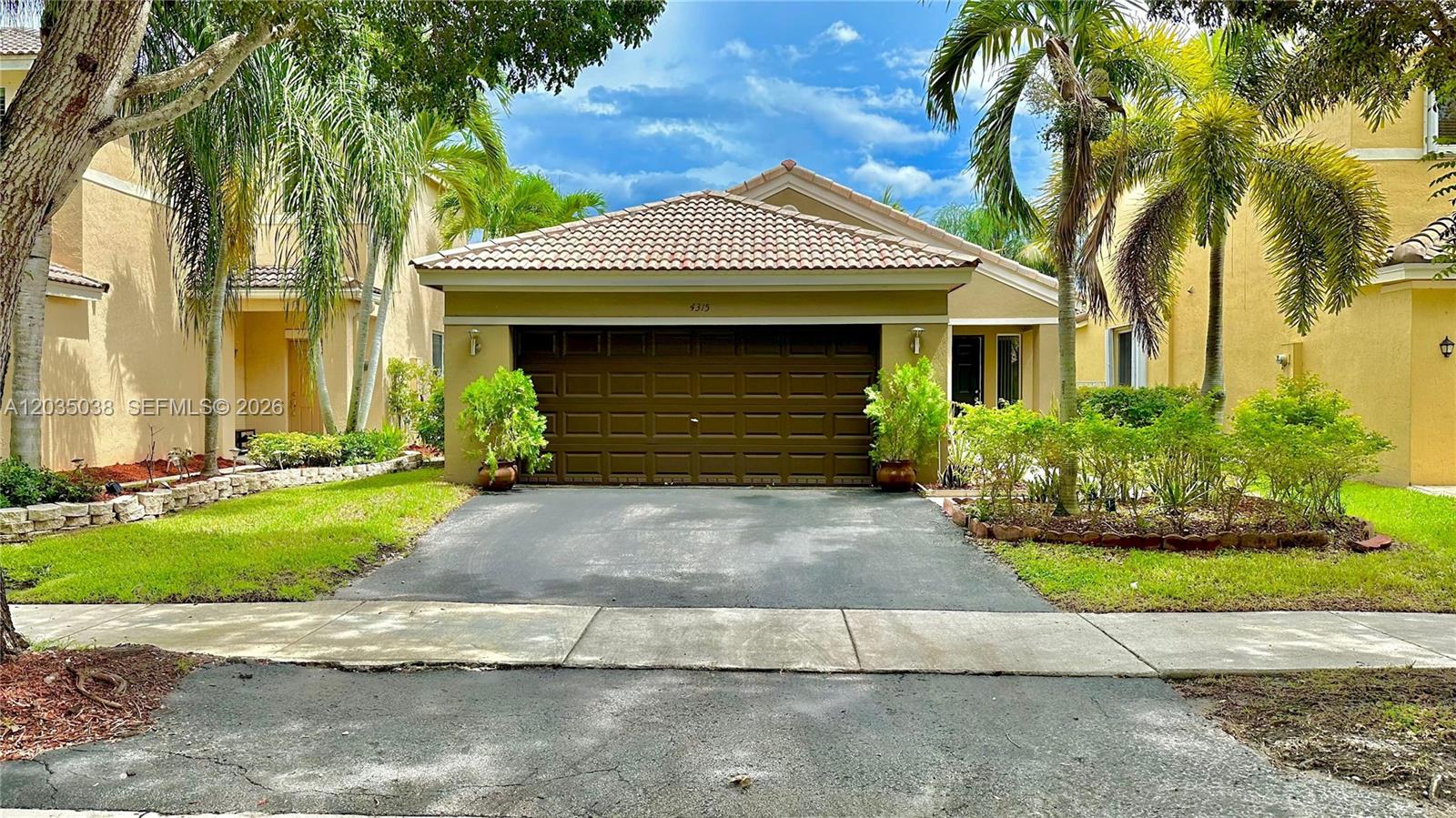 4315 Greenbriar Ln