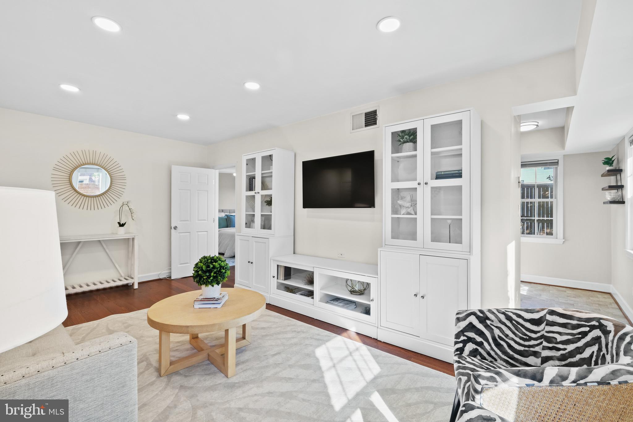 1209 N Pitt St #1b