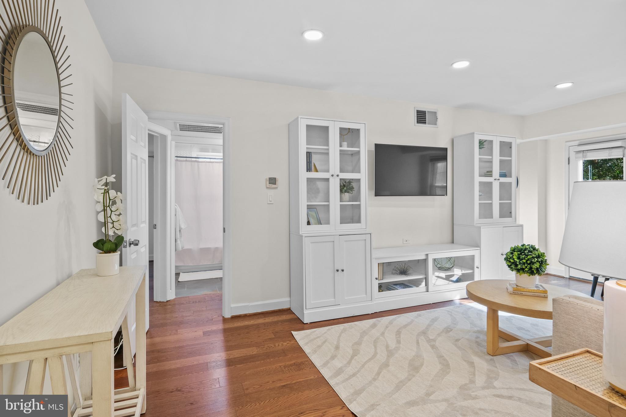 1209 N Pitt St #1b