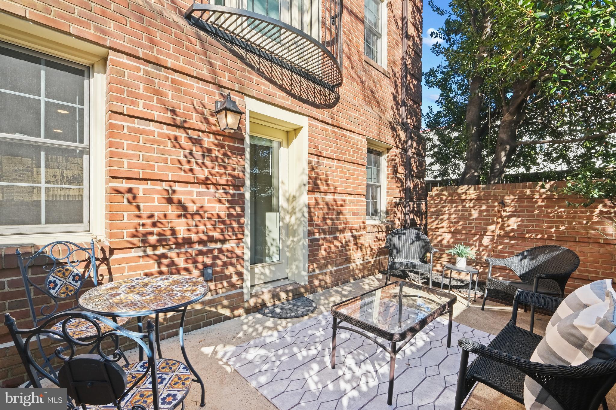 1209 N Pitt St #1b