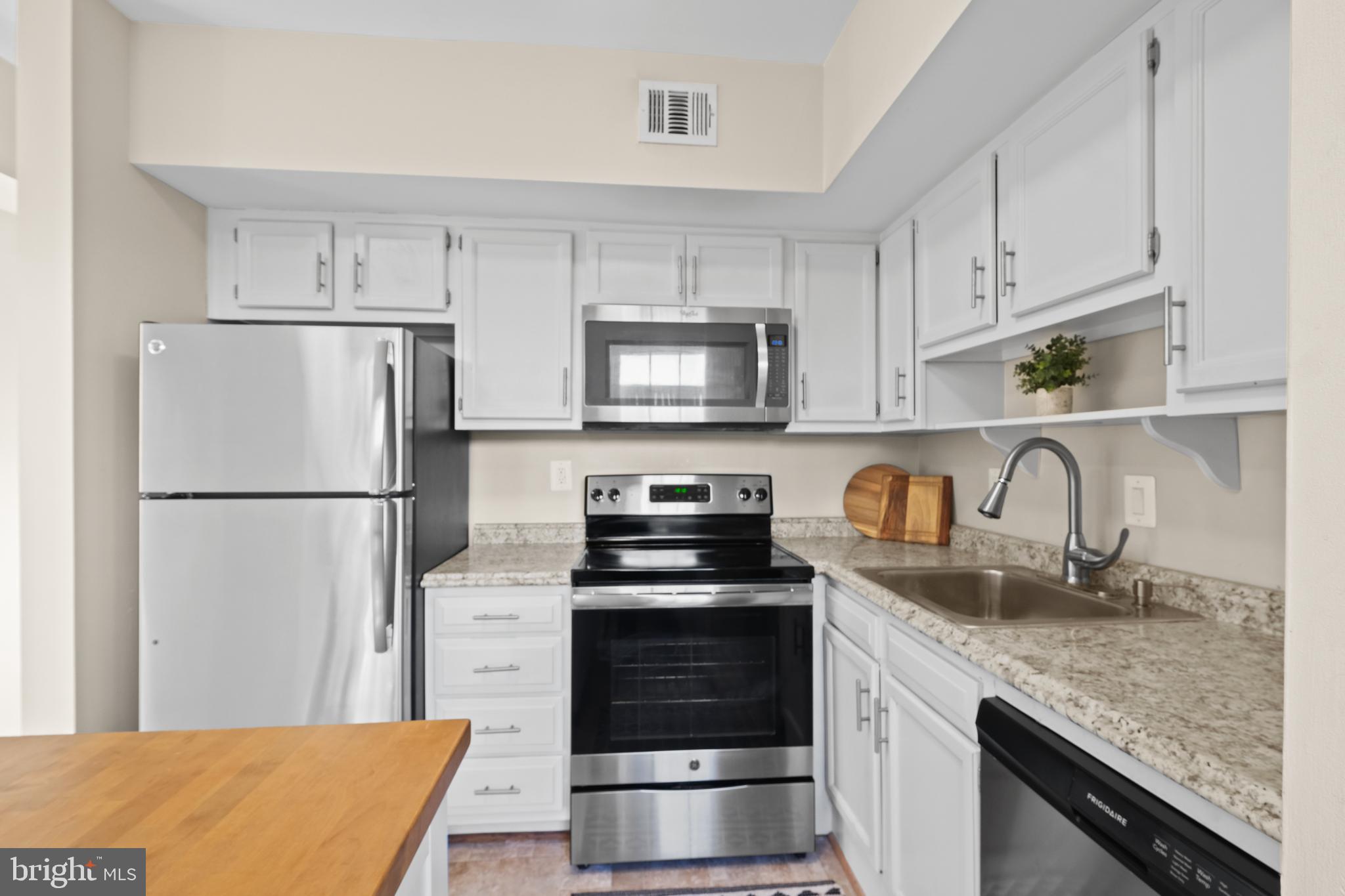 1209 N Pitt St #1b