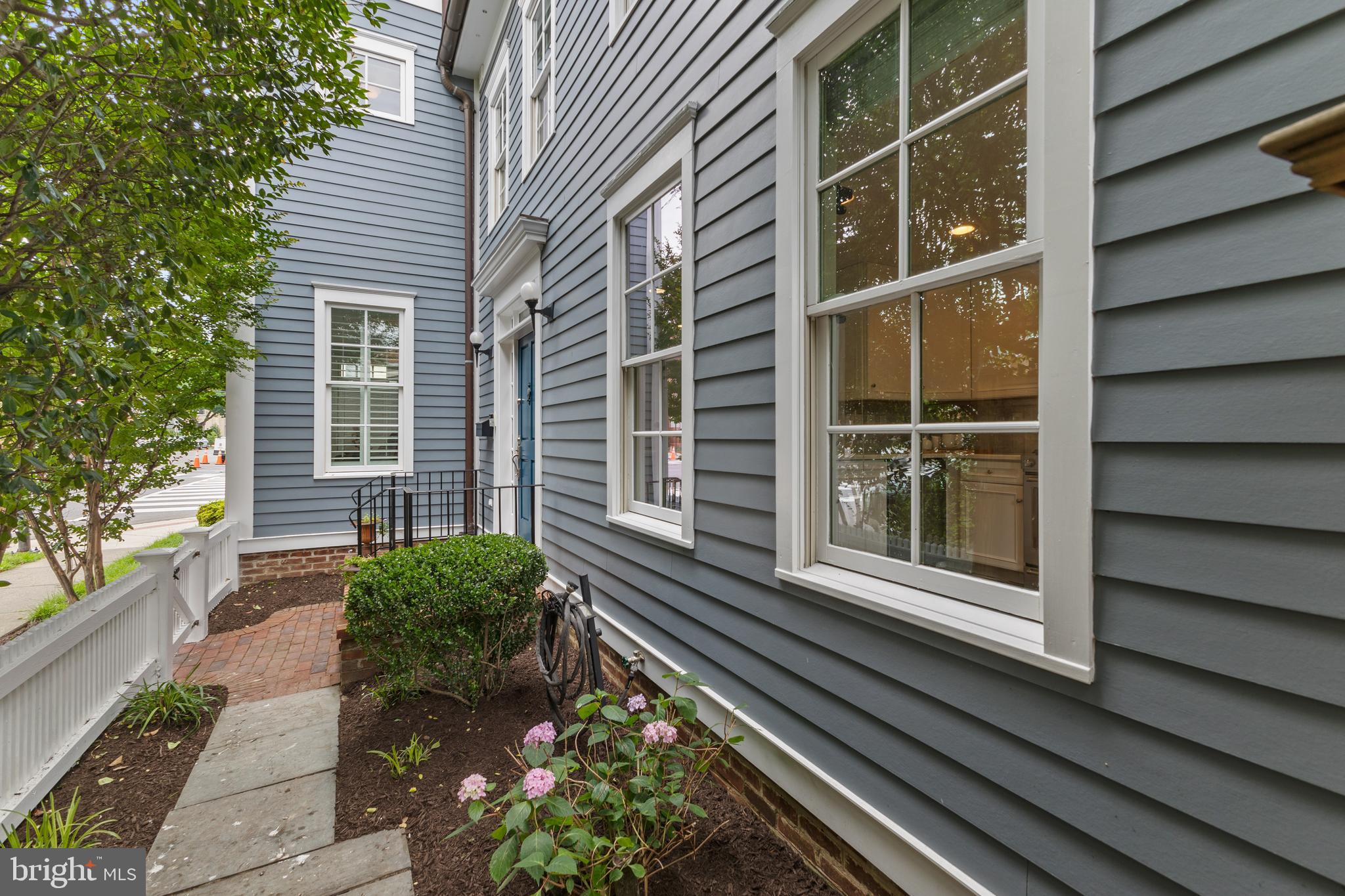 1000 Princess St