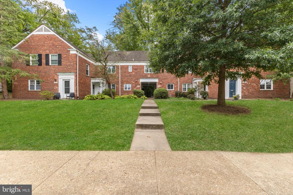 1032 Valley Dr
