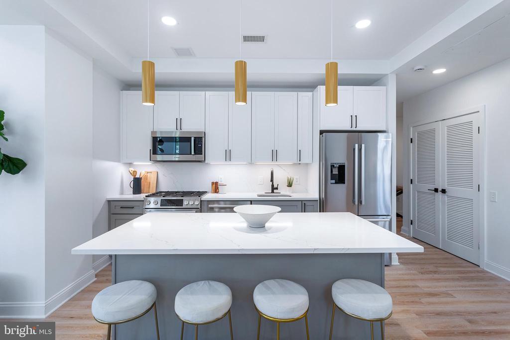 1229 King St #205