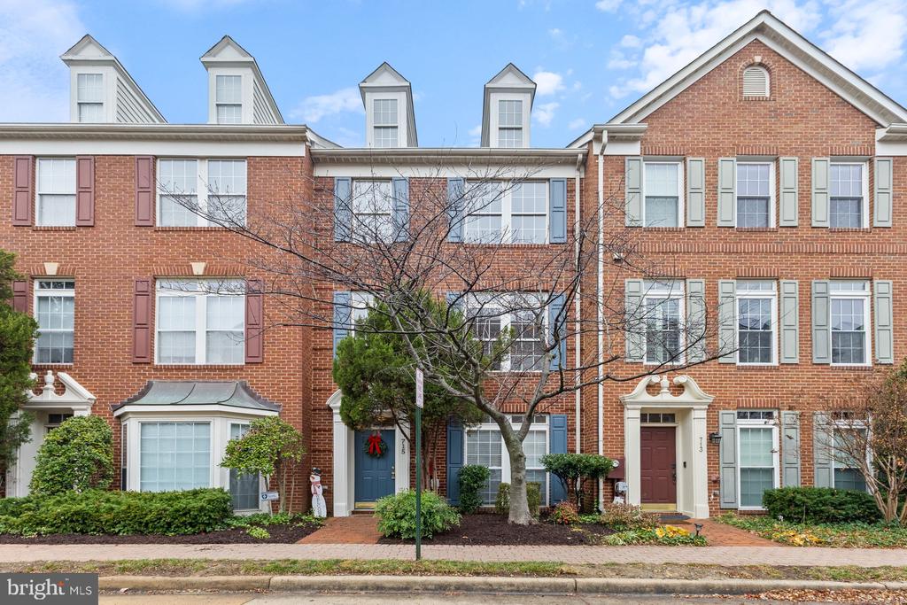 715 Norfolk Ln