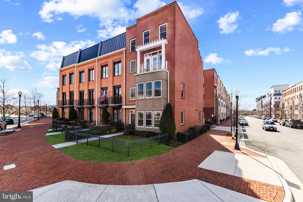 701 E Howell Ave