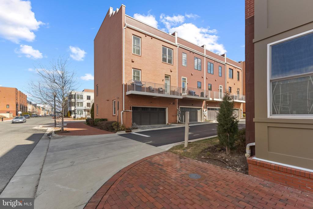 701 E Howell Ave