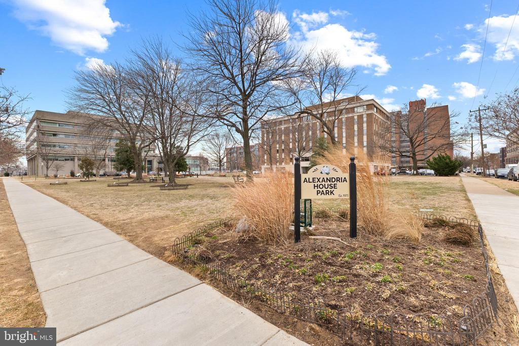 400 Madison St #1307