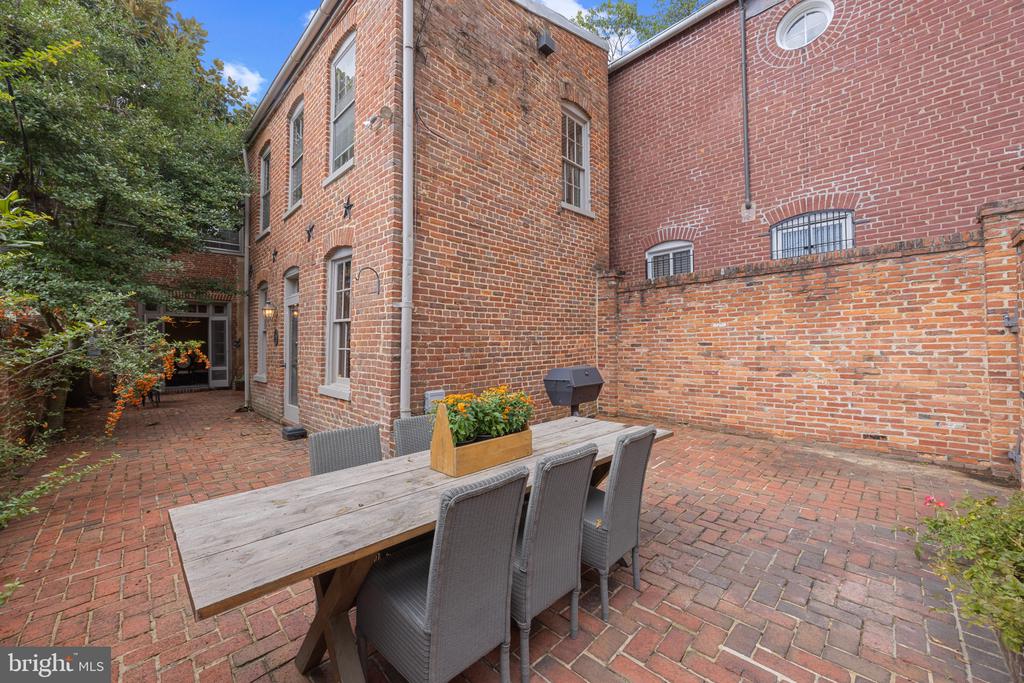 521 DUKE STREET