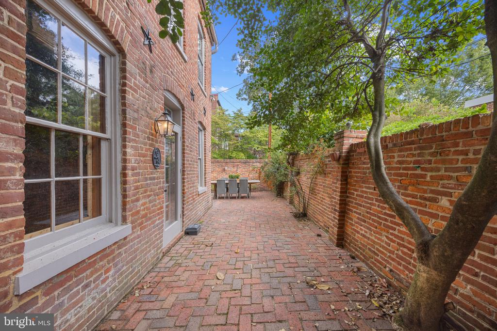 521 DUKE STREET