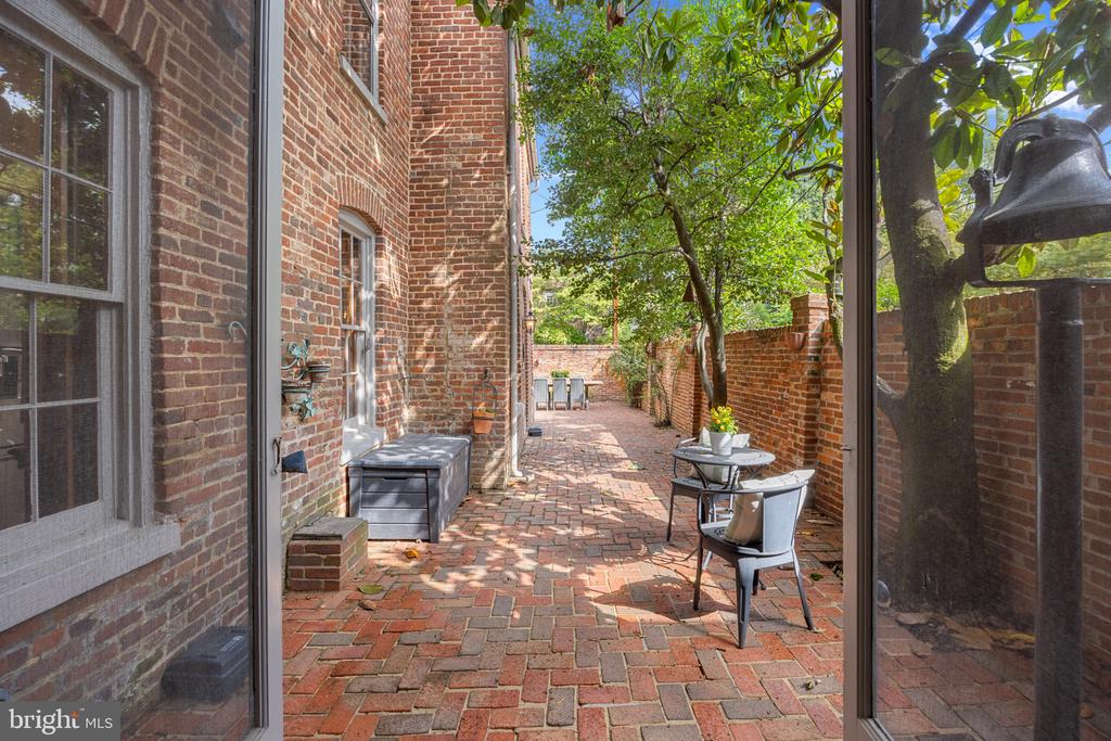 521 DUKE STREET