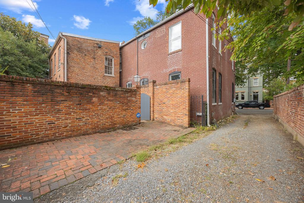 521 DUKE STREET