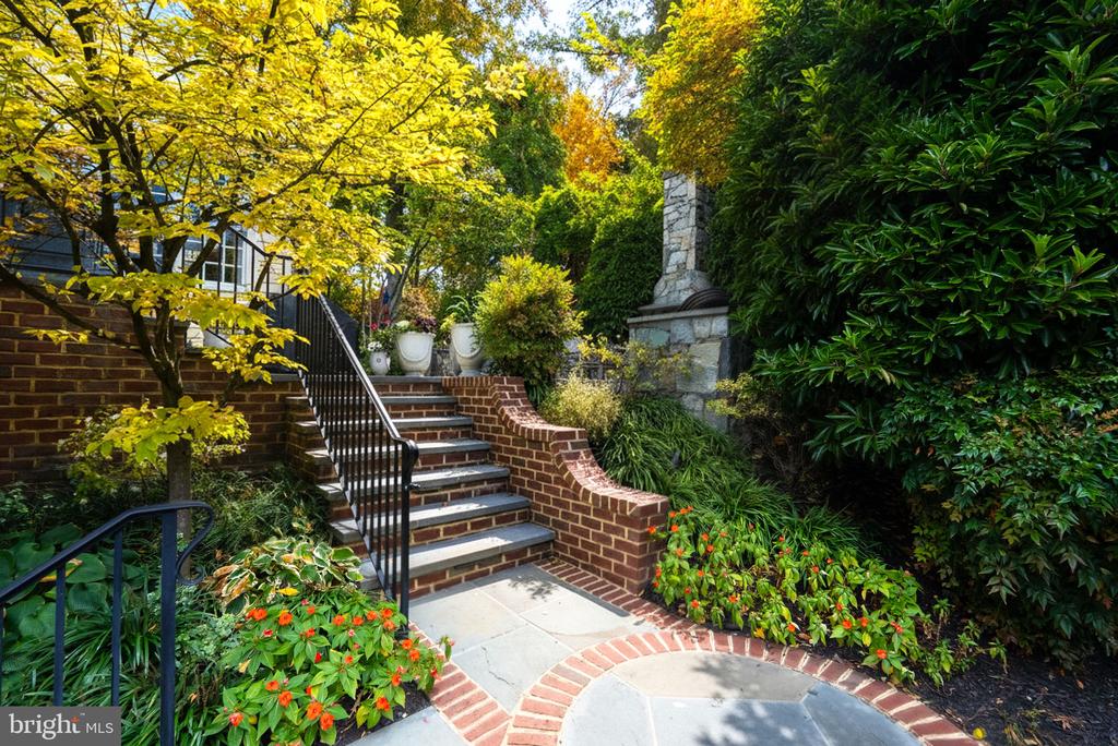 215 WOODLAND TERRACE A