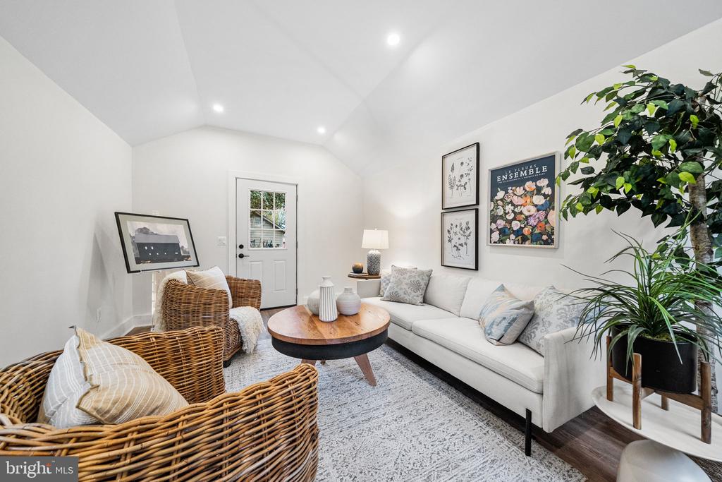 607 JOHNSTON PLACE