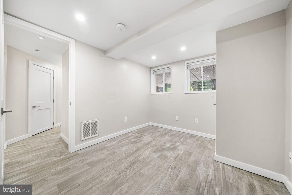 10 E LINDEN STREET
