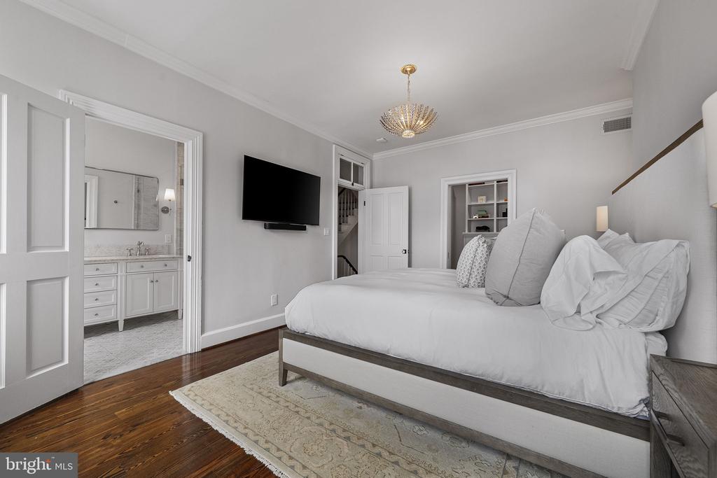 220 S FAIRFAX STREET
