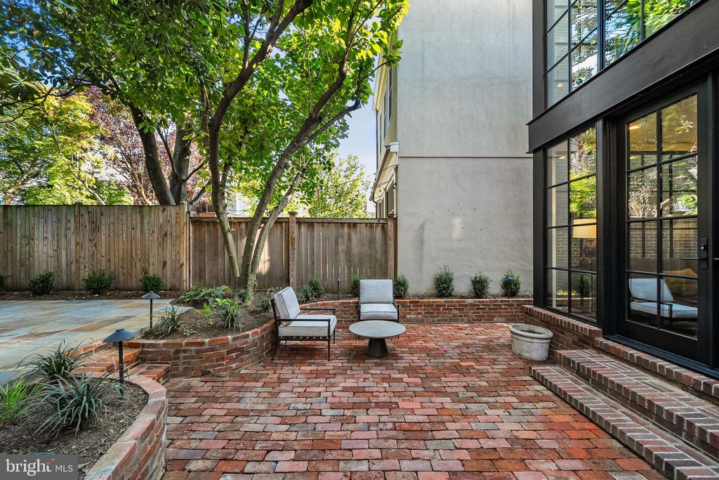 220 S FAIRFAX STREET