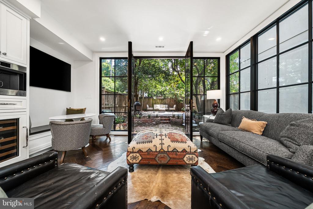 220 S FAIRFAX STREET