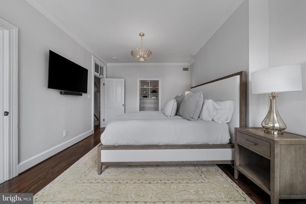 220 S FAIRFAX STREET