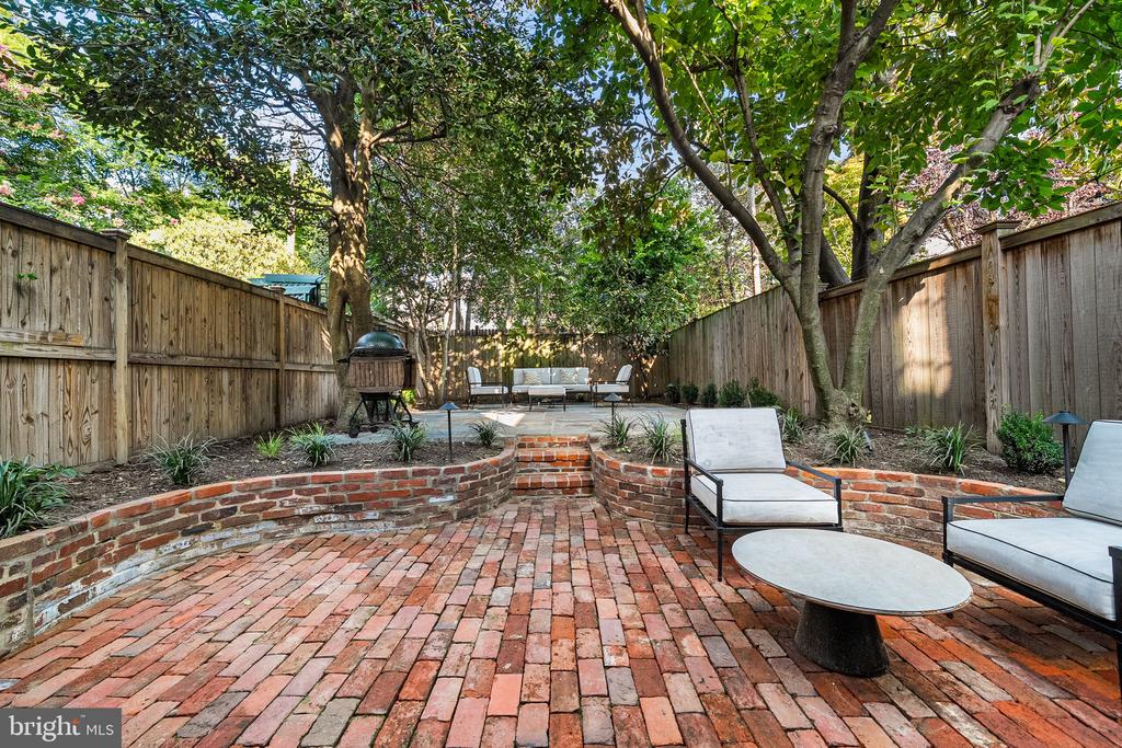 220 S FAIRFAX STREET