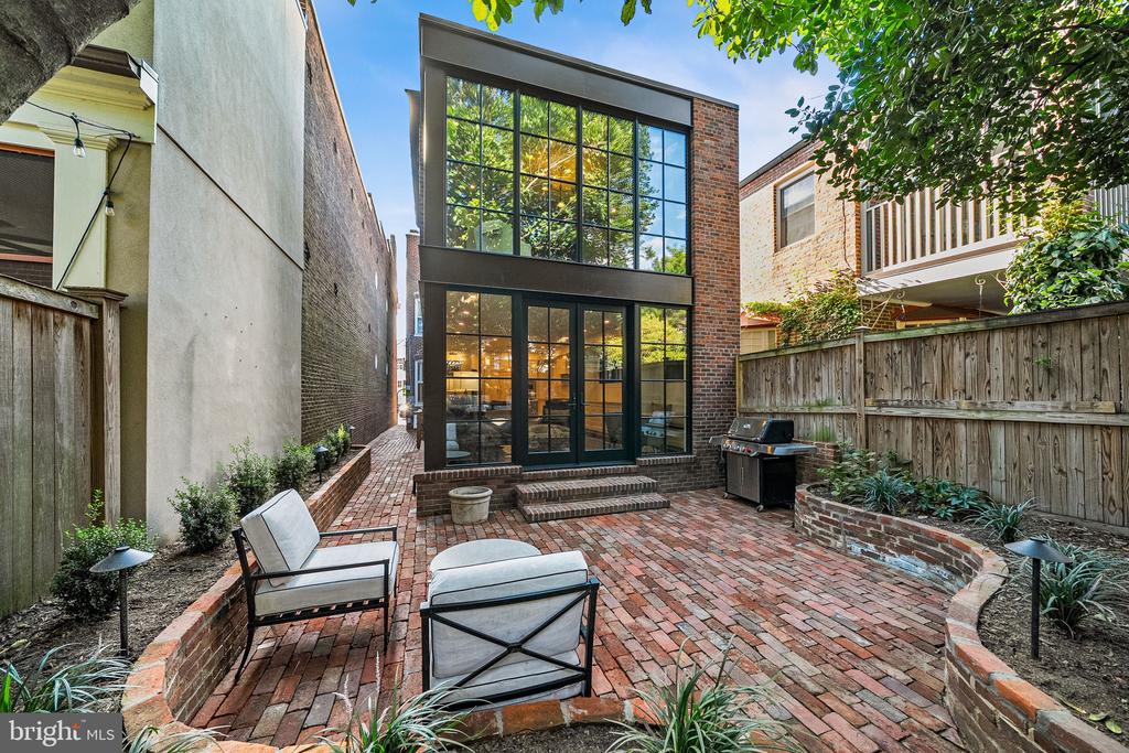 220 S FAIRFAX STREET