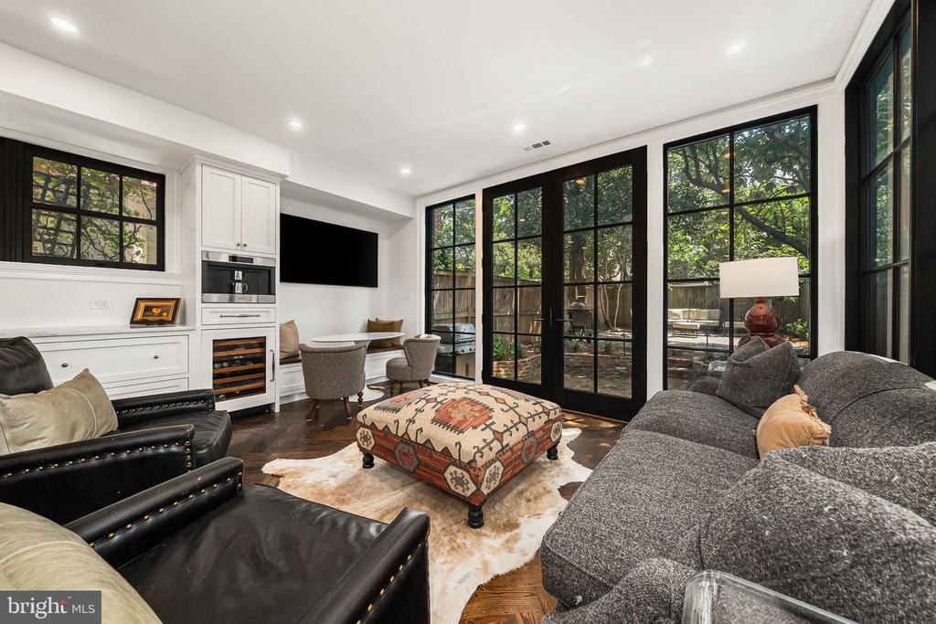 220 S FAIRFAX STREET