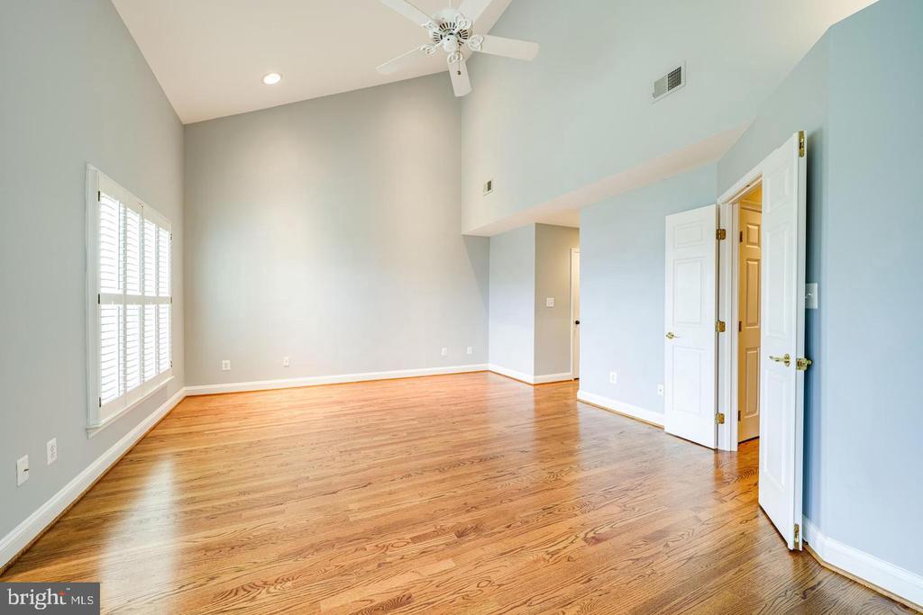 819 RIVERGATE PLACE