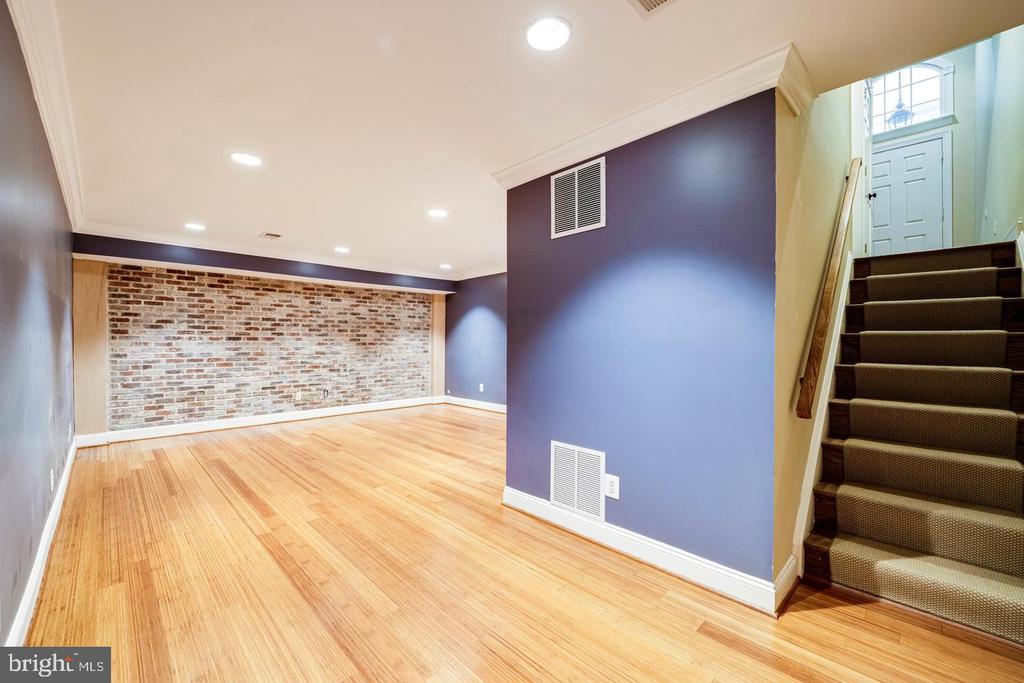 819 RIVERGATE PLACE